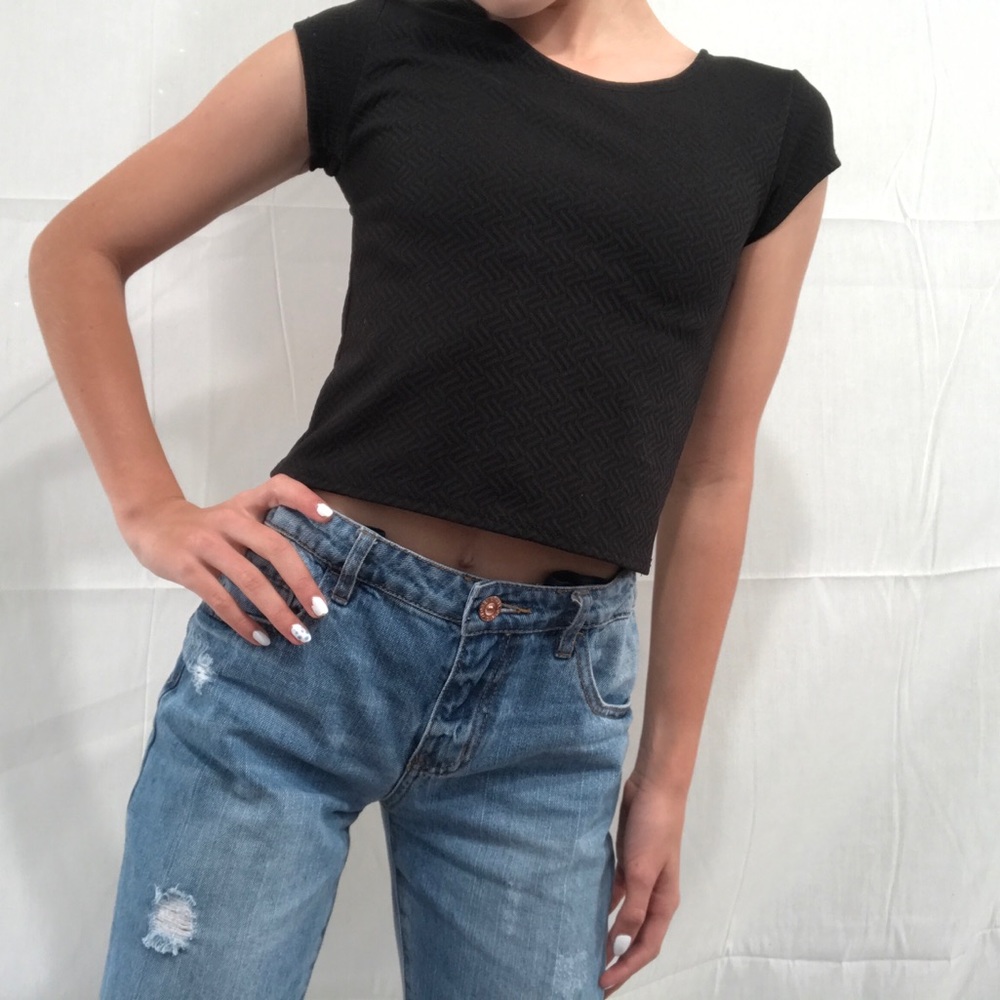 Black ribbed and textured girl’s crop top!